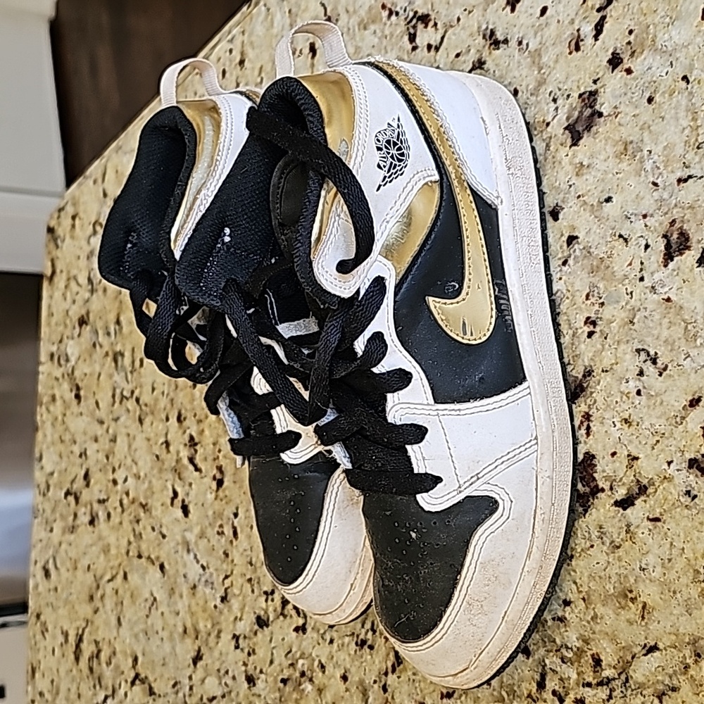 Jordan 1 Mid. Like new! Size 3Y